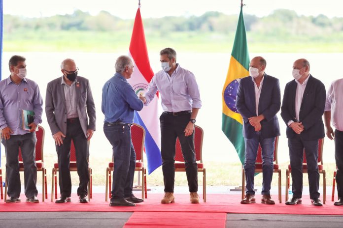 Autoridades paraguayas y brasileñas. Foto: Presidencia.