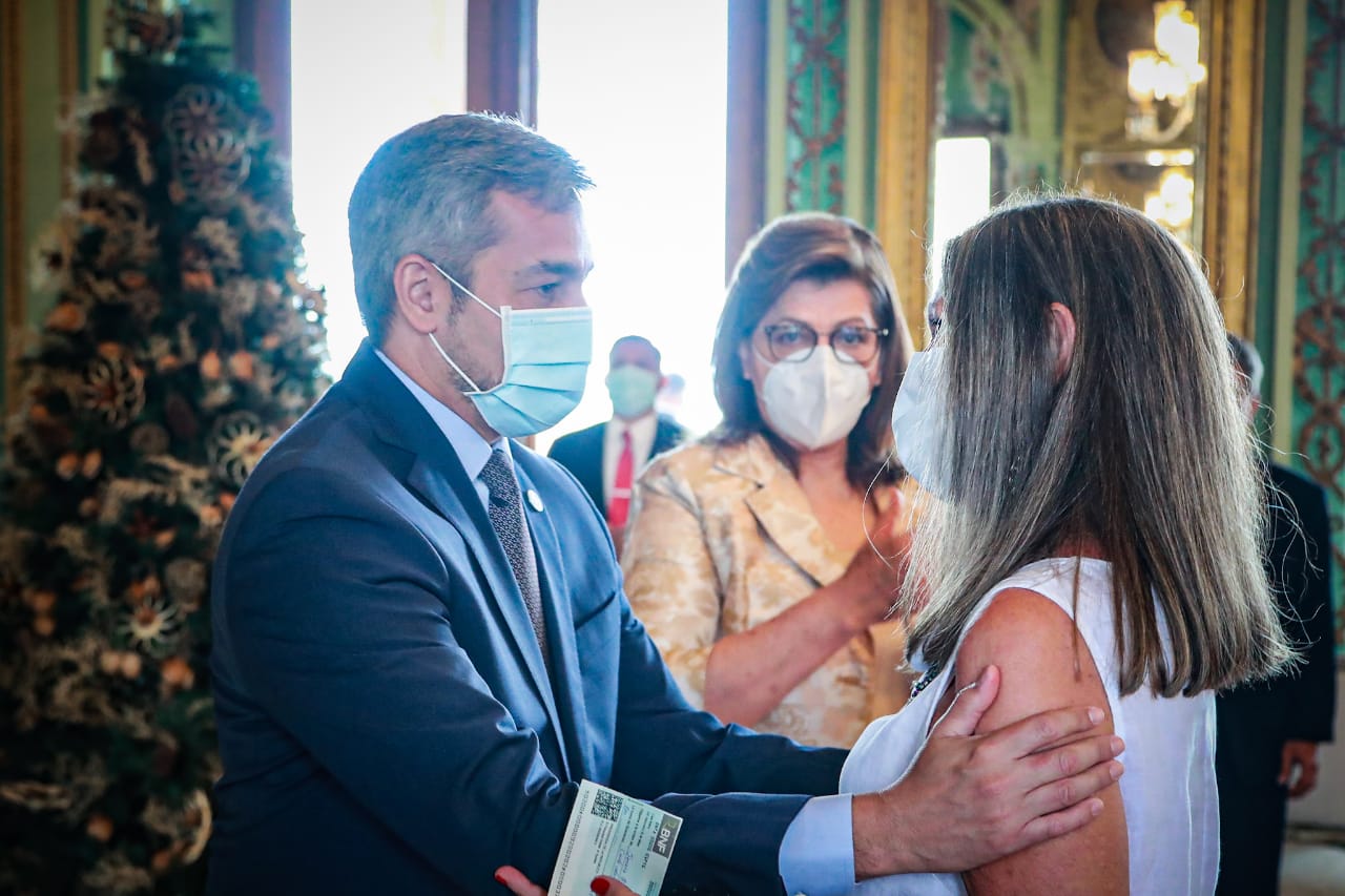 Susana Gertopán recibe Premio Nacional de Literatura de la mano de Abdo. Foto: Presidencia.