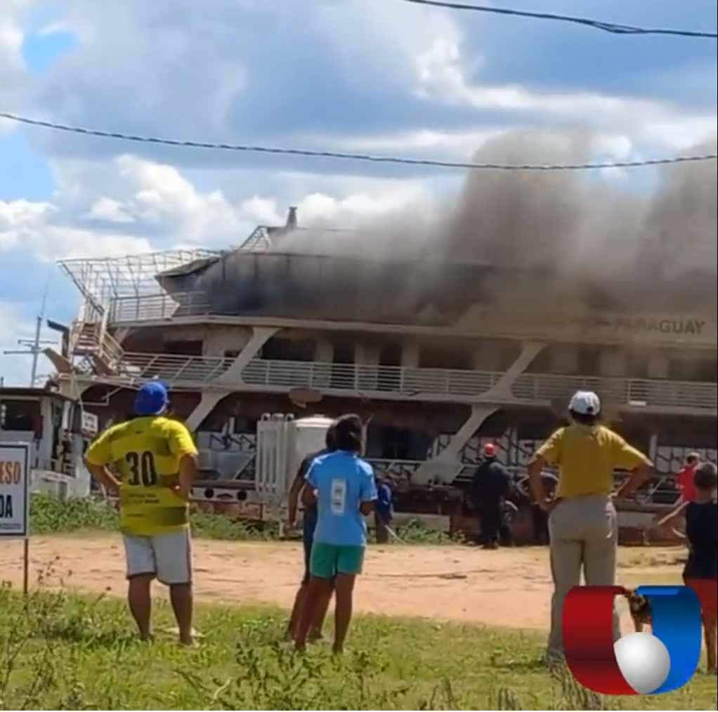 Reportan incendio del Crucero Paraguay, abandonado en el bañado Tacumbú