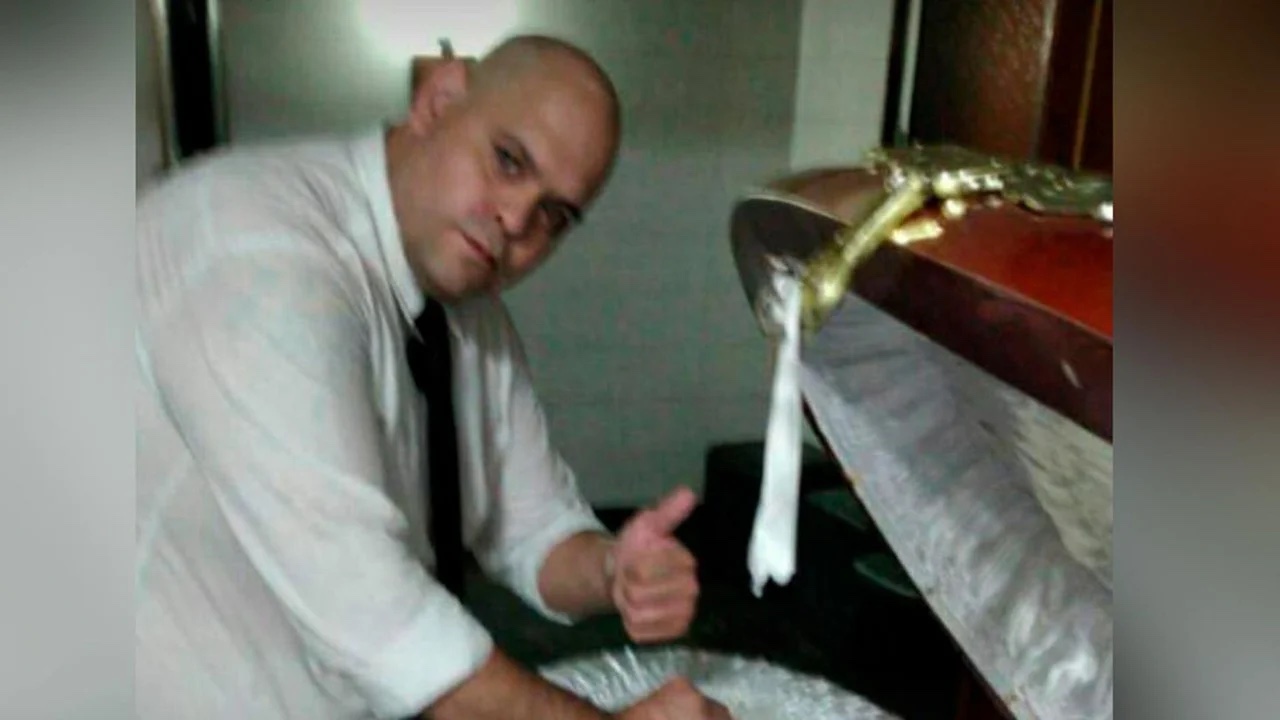 Condenaron al empleado de la funeraria que se fotografió con el cuerpo de Maradona