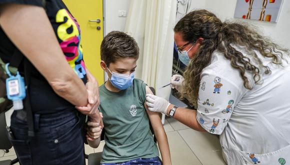 Adolescentes de 12 años y más podrán recibir tercera dosis, tras aprobación de FDA. Foto: gentileza.