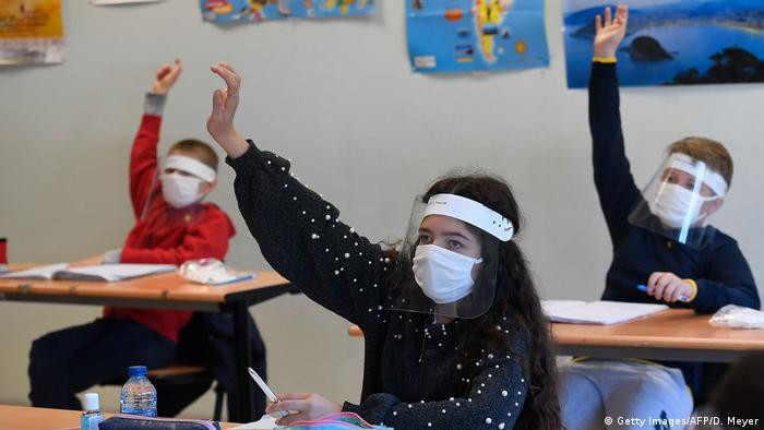 España reanuda clases presenciales confiada en la vacunación anticovid