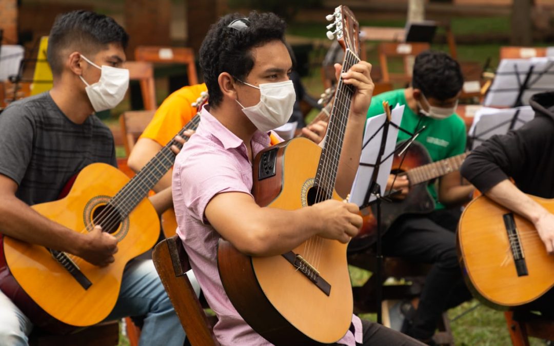 Cambiar vidas a través de la música: Sonidos de la Tierra organiza rifa para mantener escuelas comunitarias