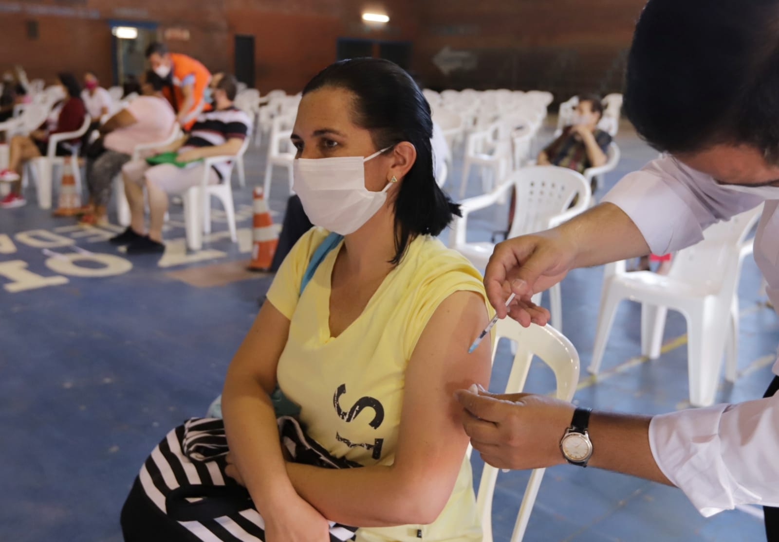 Continúan vacunando con primeras, segundas y terceras dosis anticovid. Foto: Agencia IP.