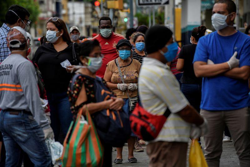 En Quito, multarán con más de 100 USD a los que se pongan mal el tapabocas