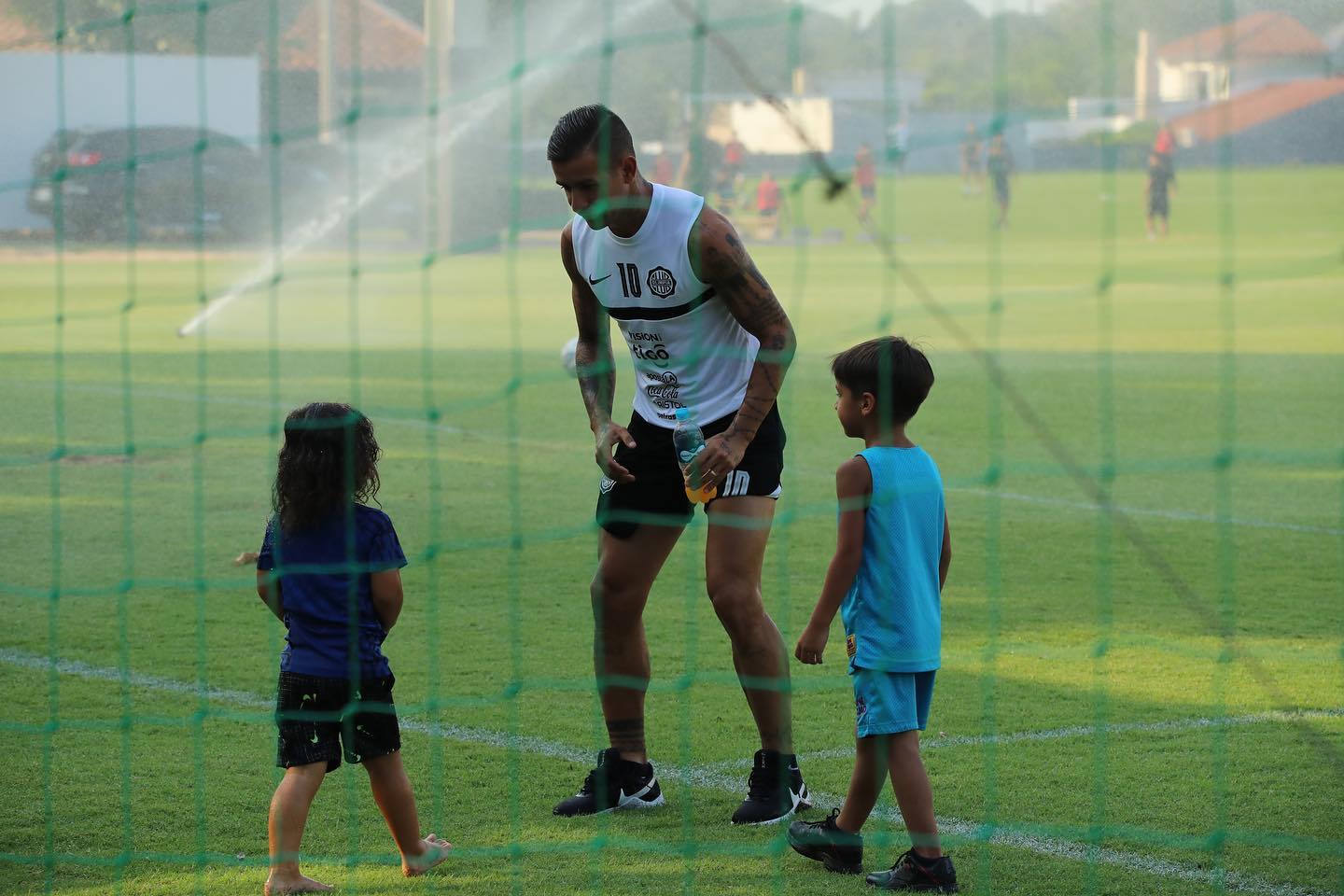 Derlis González junto con los hijos de Iván 'Tito' Torres. Foto: Instagram.