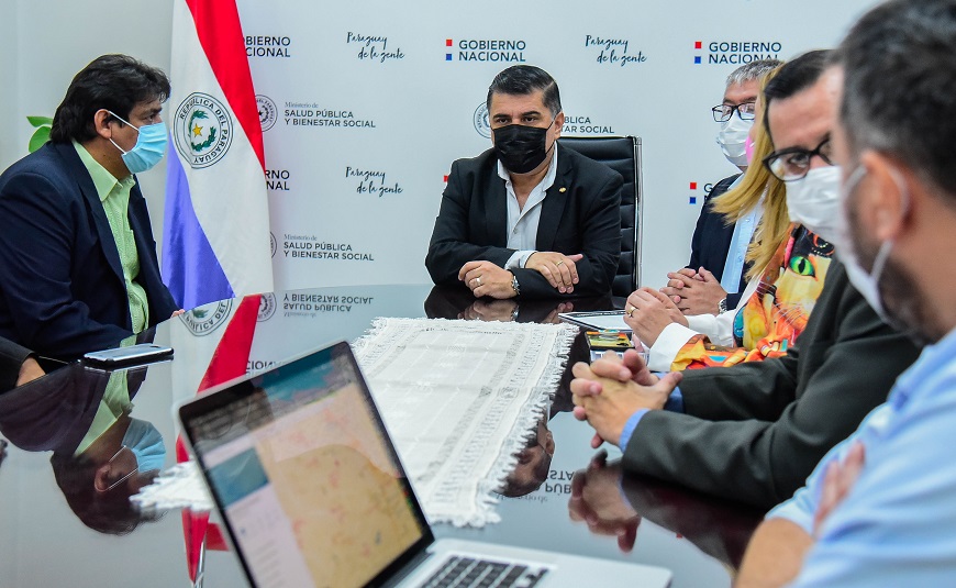 Julio Borba, ministro de Salud en reunión con comitiva del municipio. Foto: Salud.