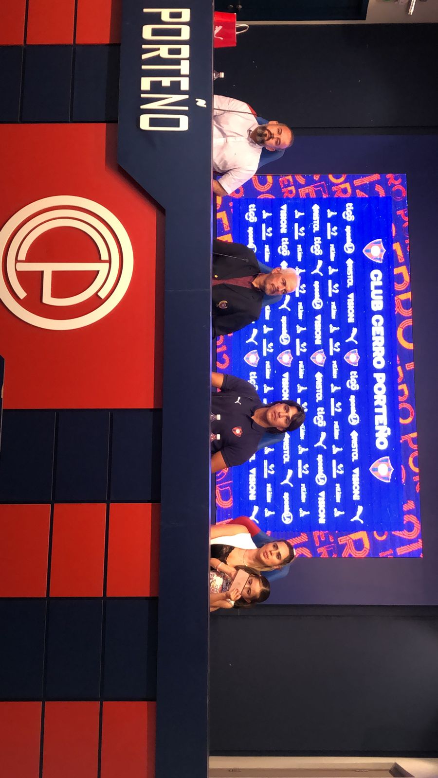 , en conferencia de prensa y con la presencia del presidente del club, Juan José Zapag.