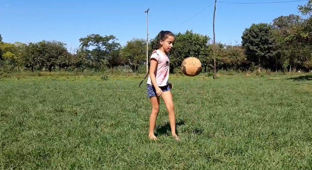 San Pedro: niña de 8 años sorprende con su habilidad con la pelota