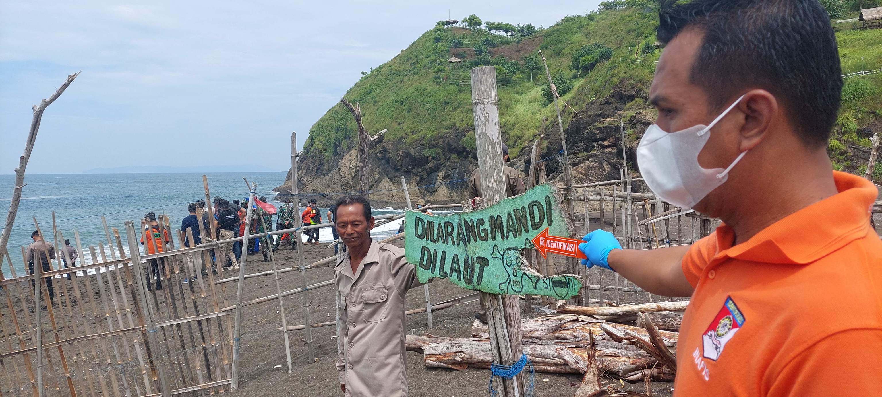 Indonesia: 11 personas murieron mientras meditaban en una playa