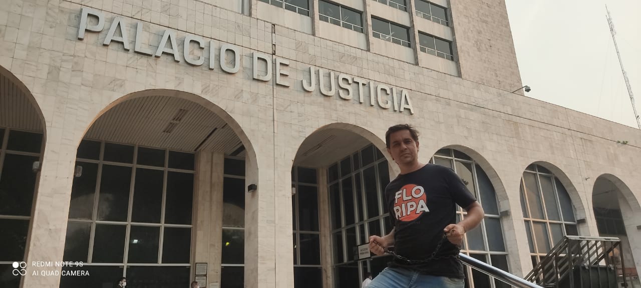 Tras encadenarse, padre de familia consigue fallo de la CSJ para compra de medicamentos. Foto: gentileza.