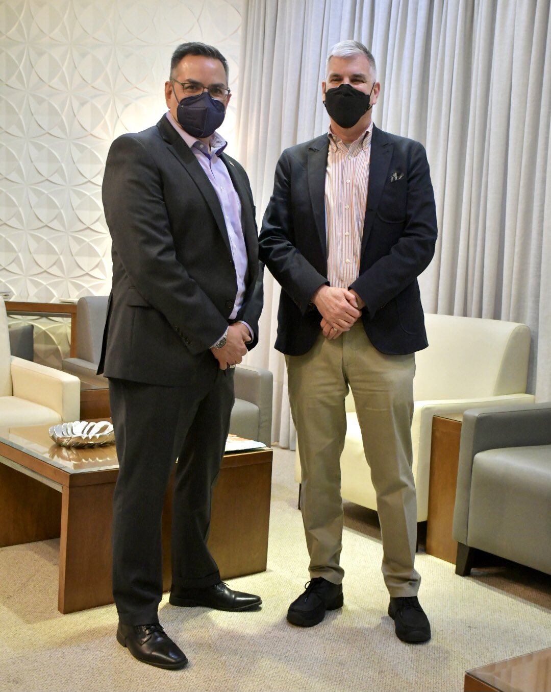 Joseph Salazar, encargado de Negocios de Estados Unidos, junto al nuevo embajador Marc