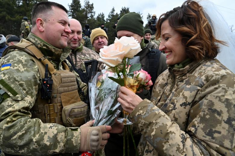 Pese A La Guerra Y Por Amor: Pareja De Militares Ucranianos Se Casan En ...