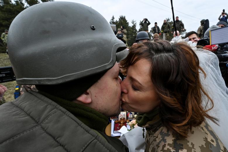 En medio de la defensa territorial de su país, militares ucranianos se casan en Kiev. Foto: AFP.