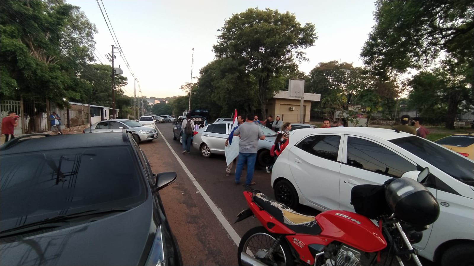 Conductores se manifiestan frente a Petropar contra la suba del combustible. Foto: Osmar Henry.