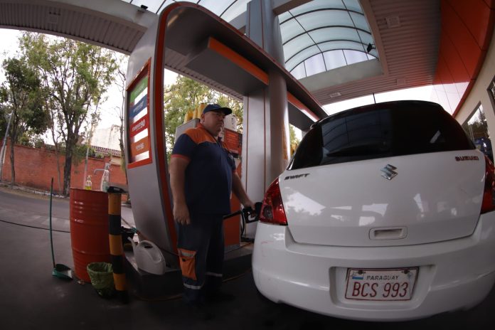 Incluyen nafta 93 al proyecto de ley de fondo de estabilización de combustibles. Foto: Agencia IP.