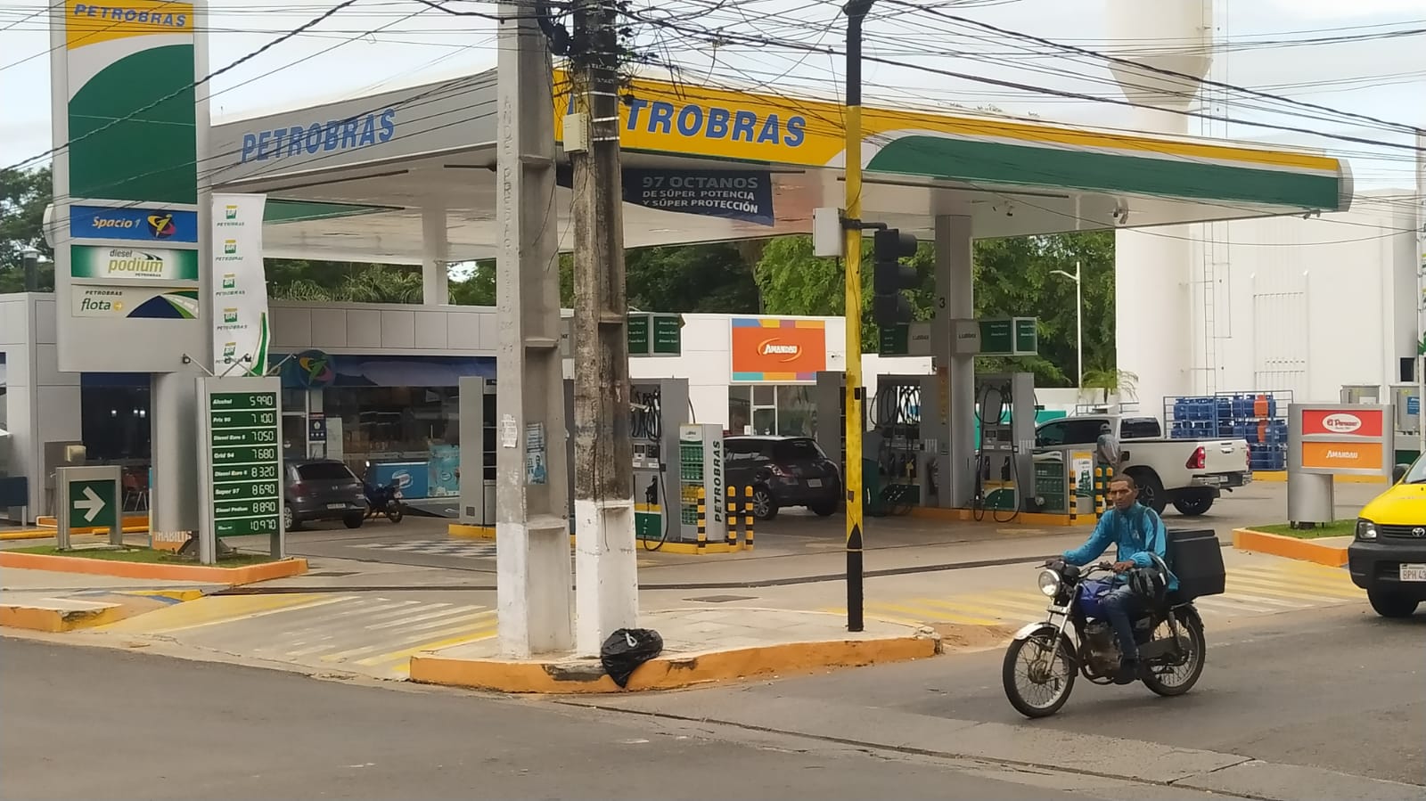 "Los emblemas privados cada vez venden menos", expresó Corrales