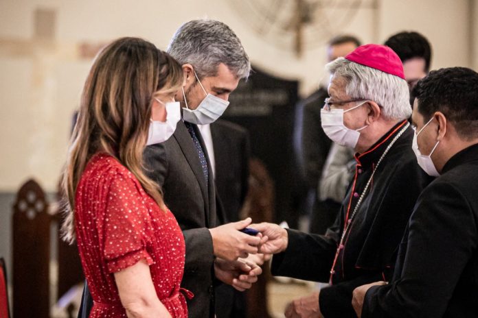 Abdo participó en misa por la paz, ante el conflicto ruso-ucraniano. Foto: Presidencia.