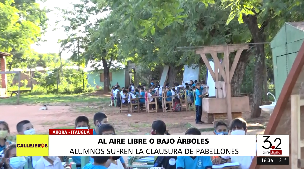 Niños dan clases al aire libre por peligro de derrumbe de aulas