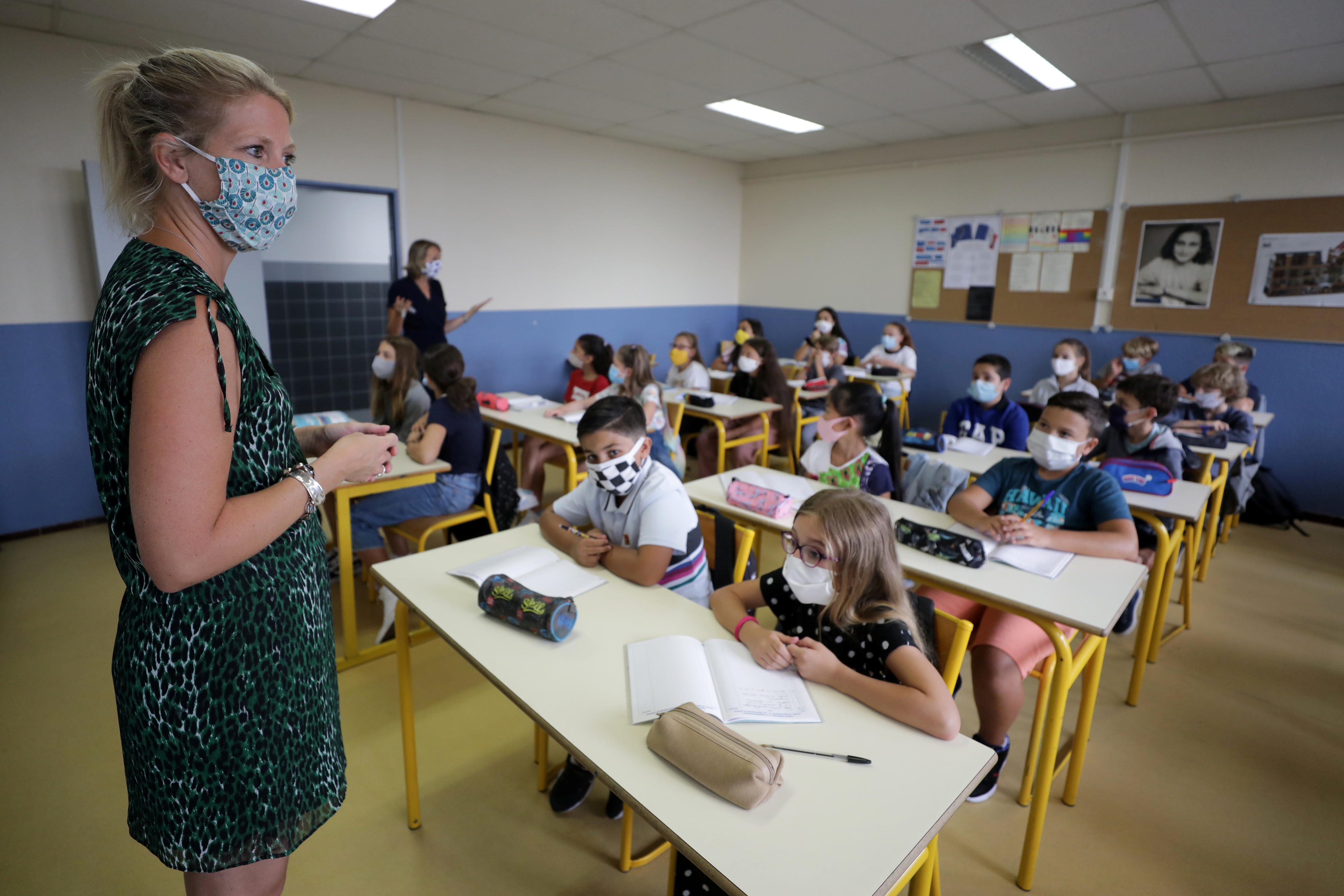 Buenos Aires ya no exigirá tapabocas en escuelas, trabajos y espacios recreativos. Foto: REUTERS