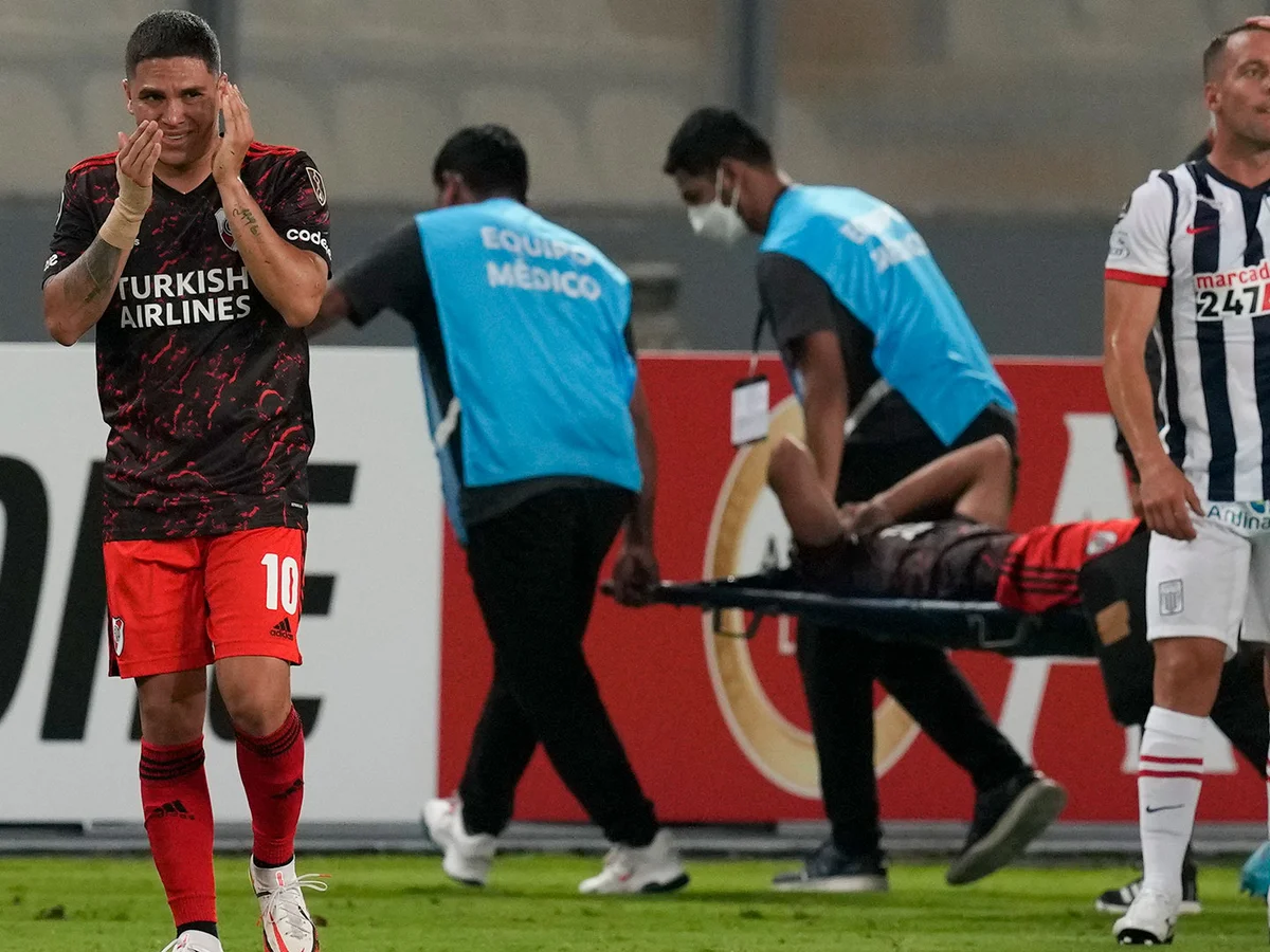 Robert Rojas, saliendo lesionado del partido entre River Plate vs. Alianza Lima. Foto: gentileza.