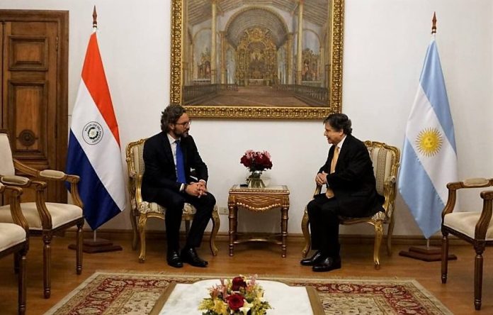 Euclides Acevedo, canciller nacional y Santiago Cafiero, canciller argentino. Foto: MRE.
