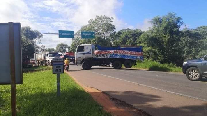 Camioneros bloquean ruta PY01 en Paraguarí, el motivo: suba de precio del combustible