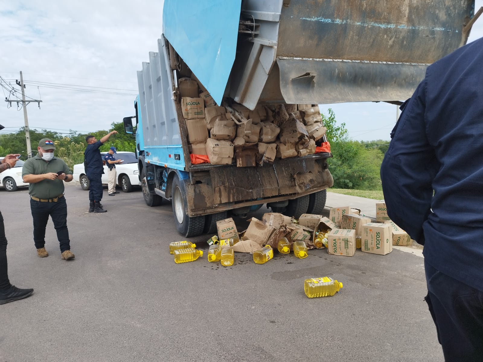 Incautan camión recolector de basura repleto de productos de contrabando