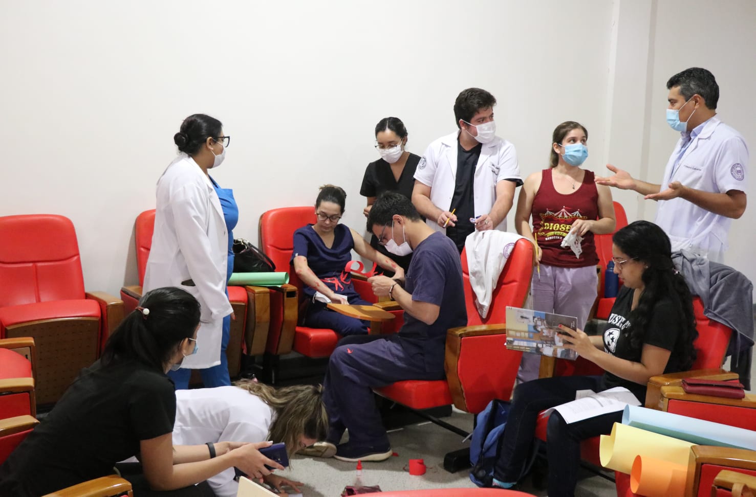 estudiantes simulan casos de la vida real