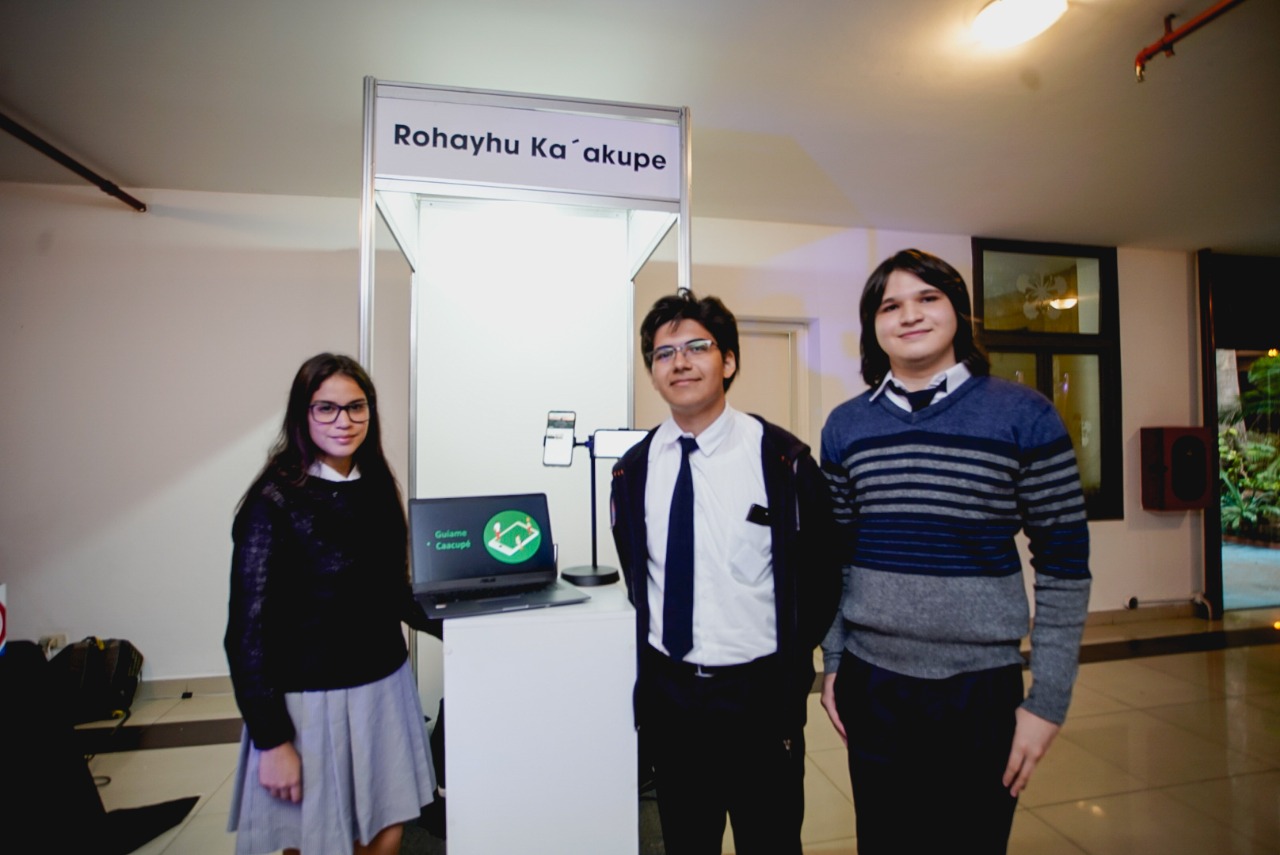 Luis Yegros, Amín Duré y Betania Rodríguez son los estudiantes del Colegio Cristo Rey de Caacupé