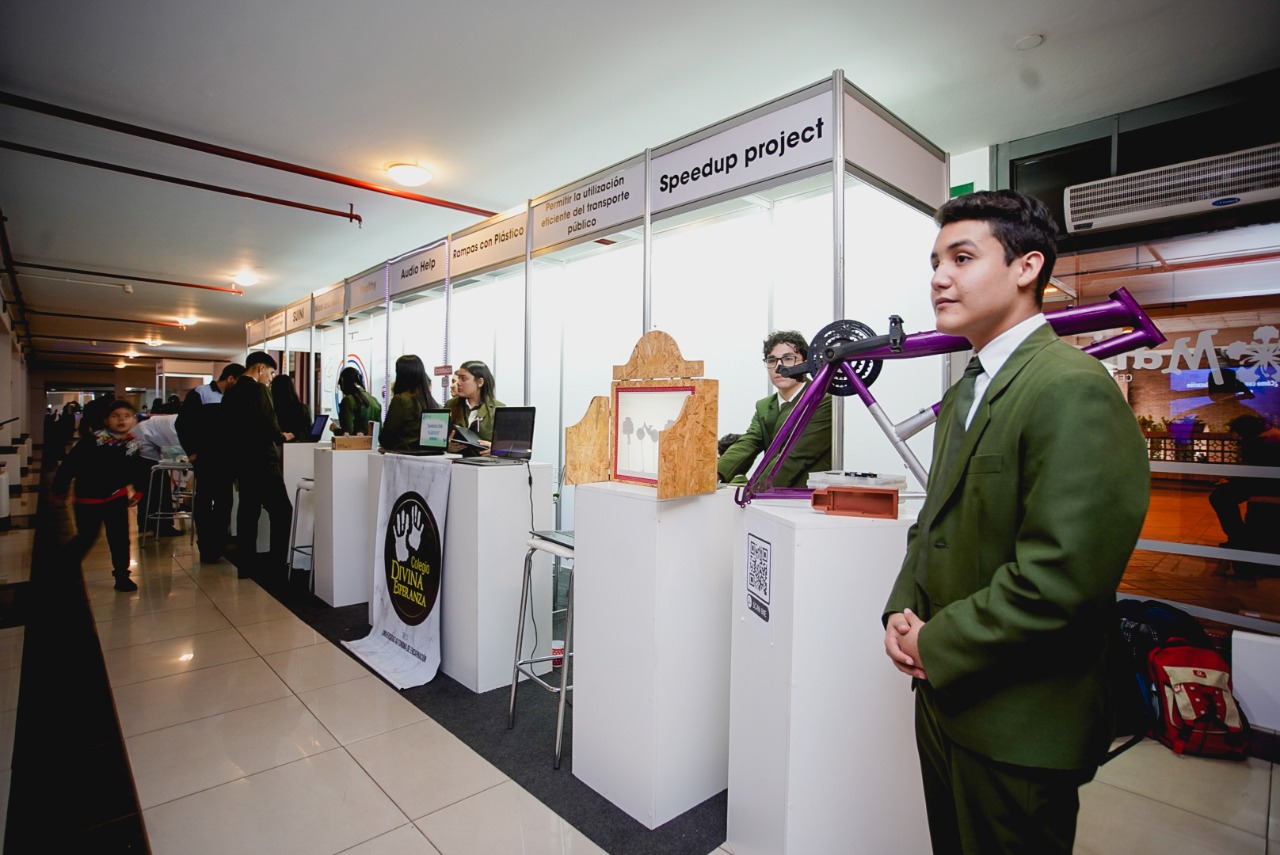los alumnos del colegio privado Divina Esperanza de Encarnación, Víctor Velázquez, Sebastián Álvarez e Iván Castillo