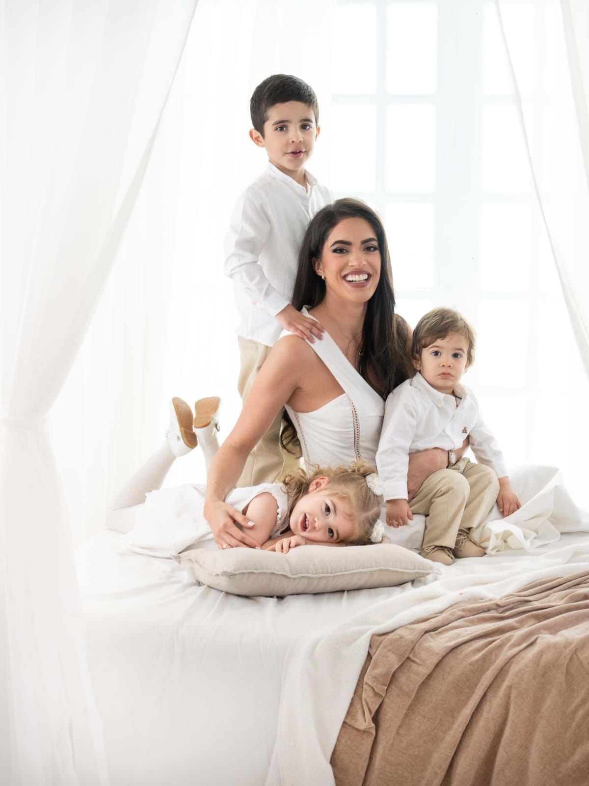 Ariela Machado y sus hijos.