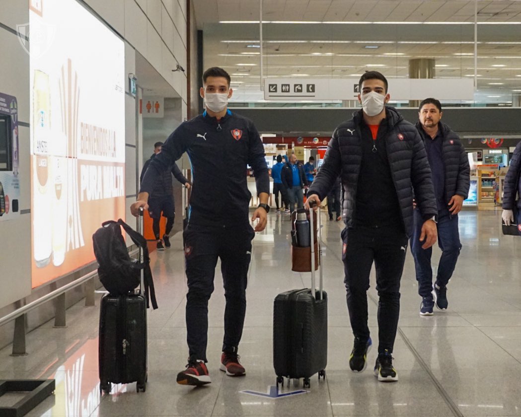 El plantel azulgrana ya llegó a Uruguay. Foto: CCP.