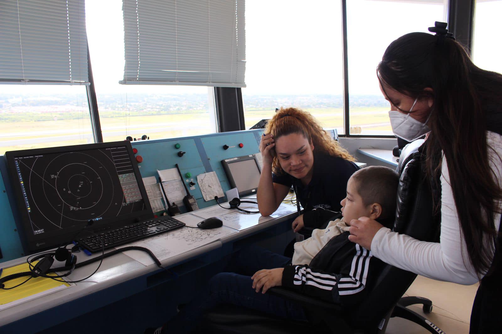 Enzo recibió mucho cariño en la torre de control, lugar donde muy pocas personas pueden ingresar