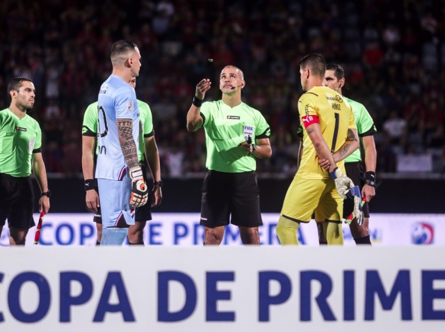 Eber Aquino, juez designado para pitar el superclásico este domingo. Foto: APF.