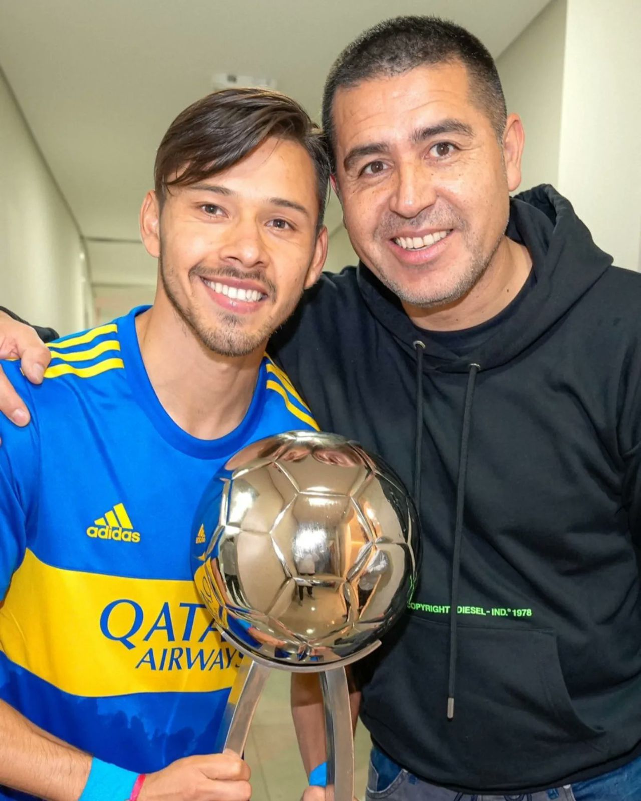 Óscar Romero y Juan Román Riquelme, vicepresidente de Boca Juniors. Foto: gentileza.