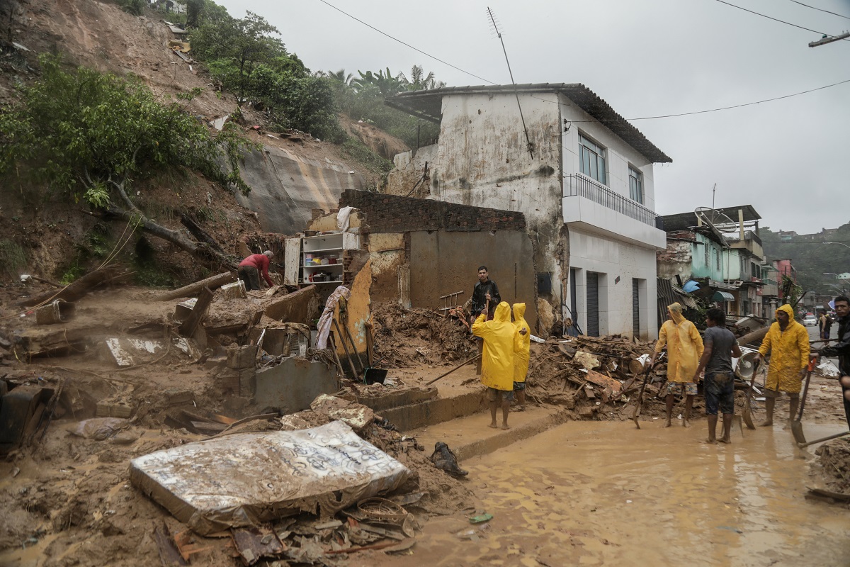 Aumentan víctimas por intensas lluvias en el nordeste de Brasil