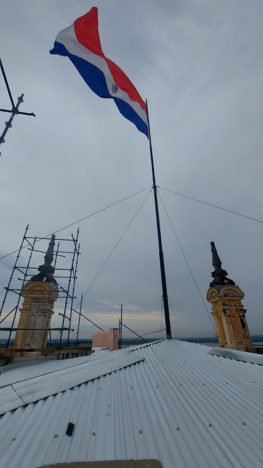 se procedió a la colocación del mástil de la torre