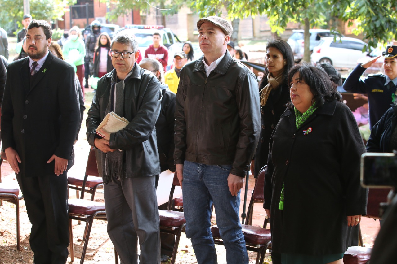 Autoridades presentes en el acto conmemorativo al pie del cerro Yaguarón