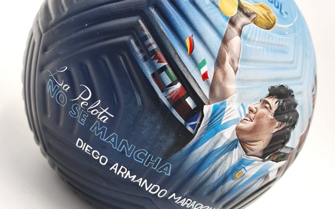 Paraguaya personalizó balones de la Finalissima en homenaje a Maradona y Rossi