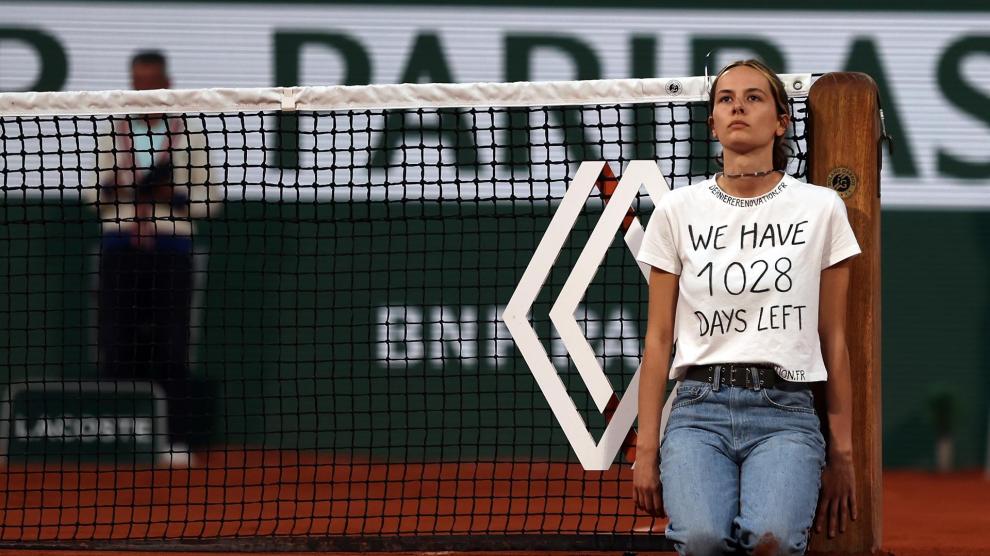 Mujer se encadenó a la red en las semifinales de Roland Garros