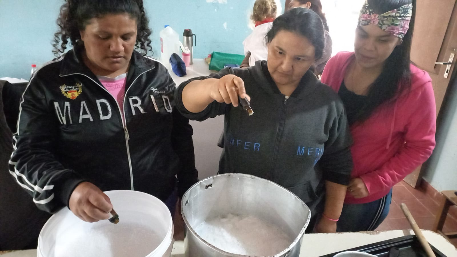 Privadas de libertad elaboran jabones artesanales para barrios vulnerables