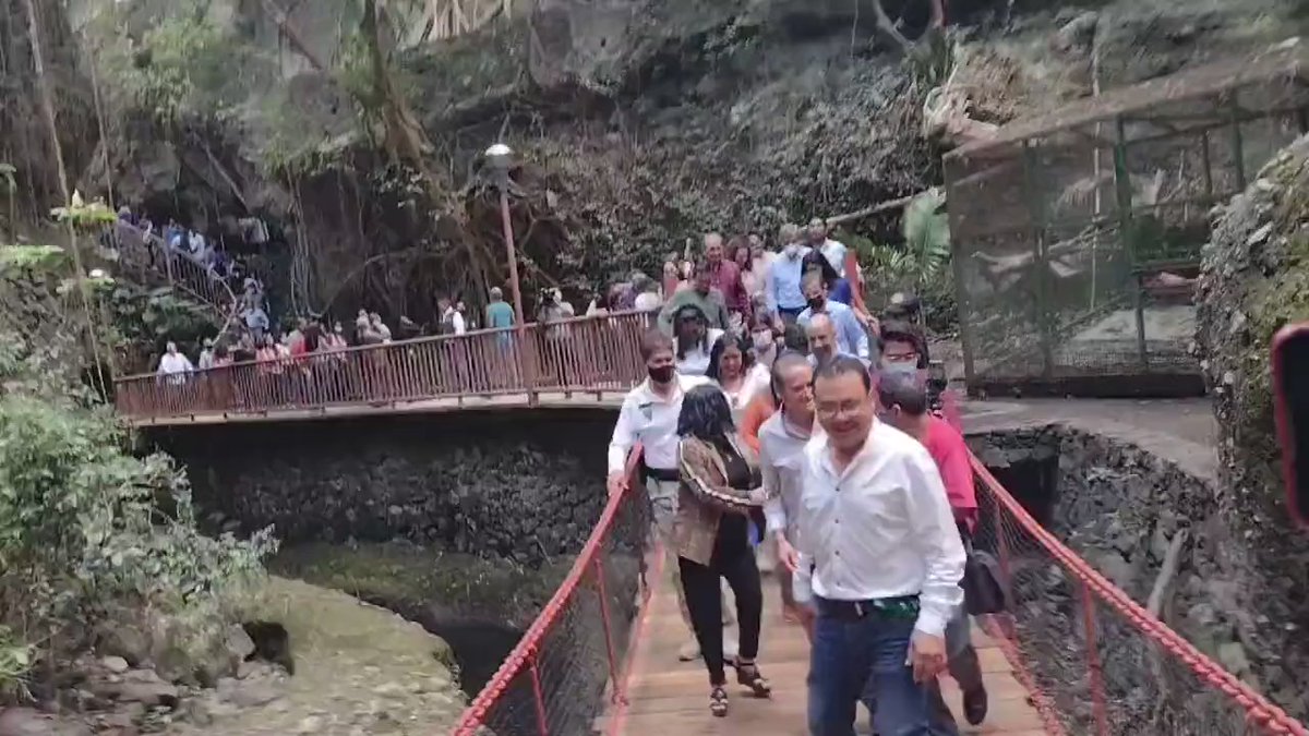 En México, un puente colgante se desplomó cuando era reinaugurado