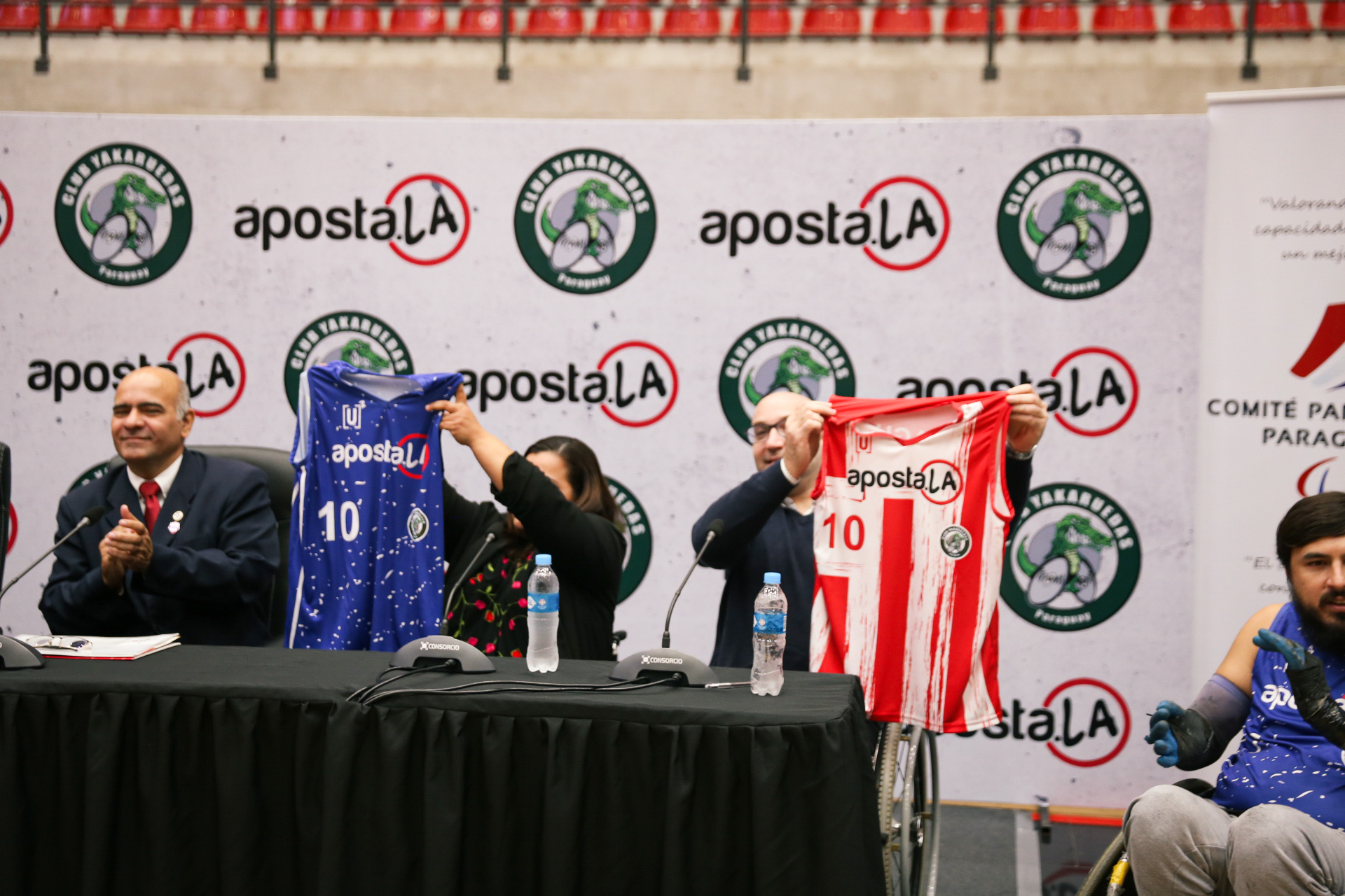 Aposta.la y YakaRuedas sellan su alianza para el crecimiento del deporte en silla de ruedas en Paraguay. Foto: Gentileza.