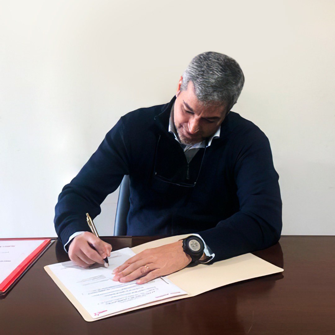 Mario Abdo Benítez, presidente de la República, firmando su aceptación a la candidatura a la presidencia del Partido Colorado. Foto: @MaritoAbdo