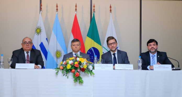 Viceministro de Desarrollo Social de Paraguay, Cayo Cáceres, el ministro de Relaciones Exteriores de Paraguay, Raúl Silvero, y el director del ISM, Víctor Lezcano. Foto: MDS.