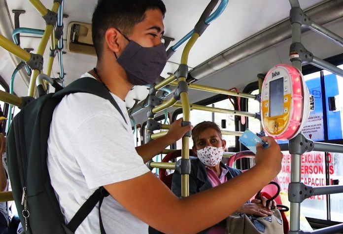Hacienda afirma que pasaje no sufrirá reajuste, pese a suba de precio del combustible. Foto: Agencia IP.