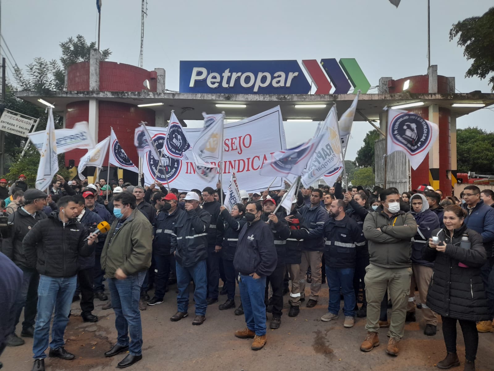 funcionarios cierran acceso de planta, ante posible despido masivo. Foto: Denis Barrios, cronista de Trece.