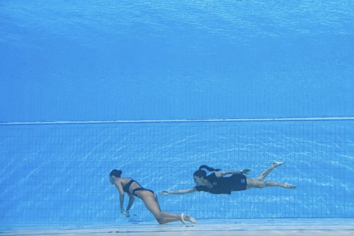 Momento en el que rescatan a la nadadora estadounidense. Foto: Oli Scarff.