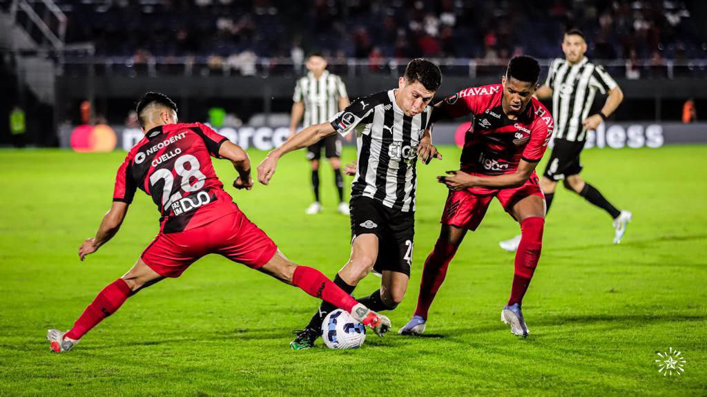 Libertad vs Paranaense en el Defensores del Chaco. Foto: @Libertad_Guma.